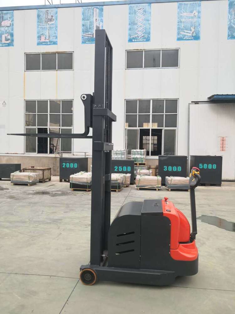 步行平衡重式電動(dòng)堆高車