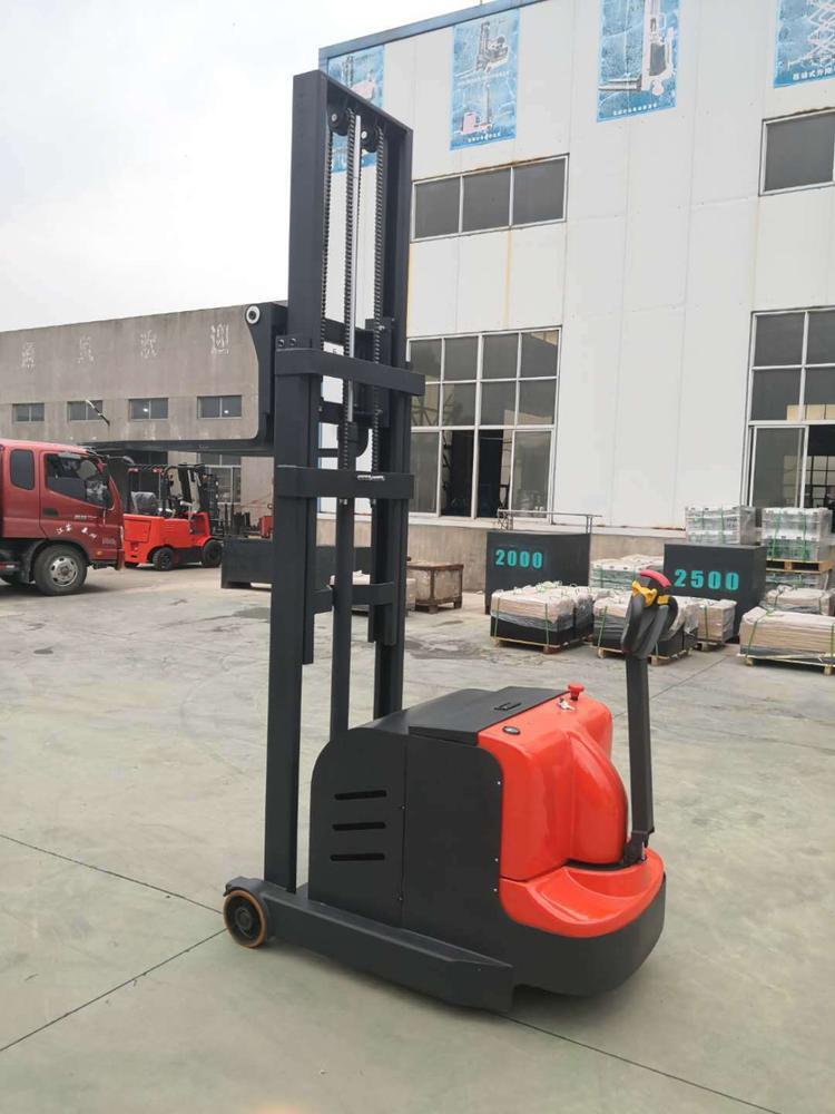 步行平衡重式電動(dòng)堆高車