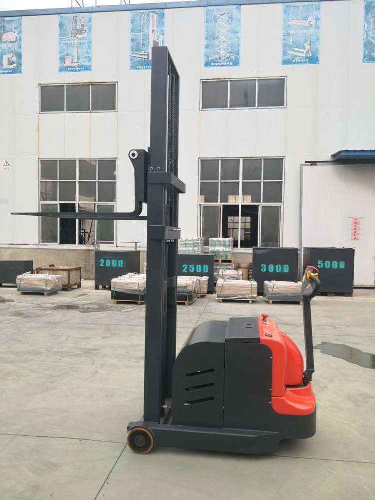 步行平衡重式電動(dòng)堆高車