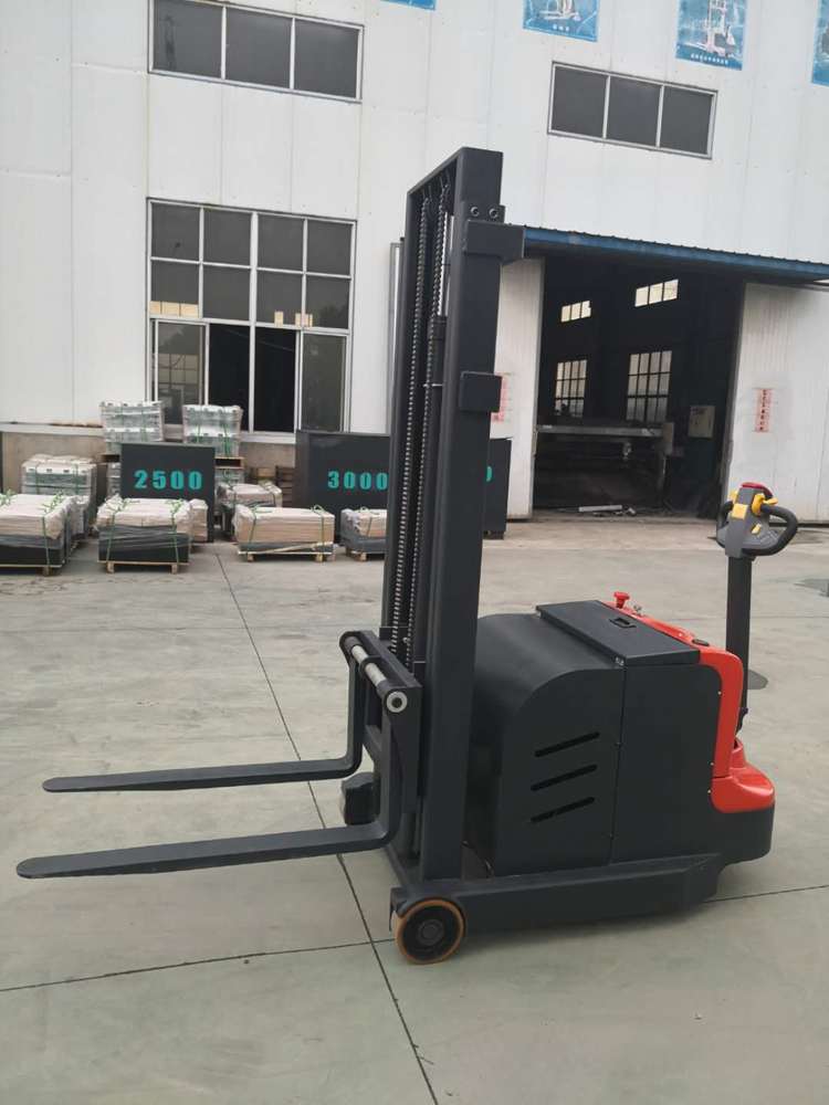 步行平衡重式電動(dòng)堆高車