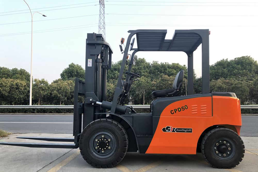 四輪座駕電動(dòng)叉車