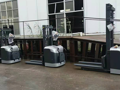 等待檢測(cè)的堆高車